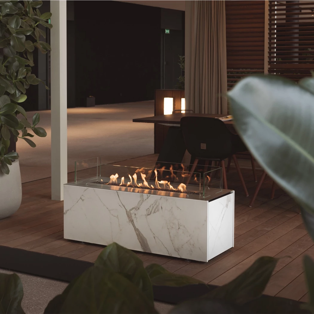 Planika Fires Cabo Daze / Laurent - Automatisk udendørs biopejs - Fås i hvid og sort marmorlook - Seks flammeniveauer - Med fjernbetjening og app